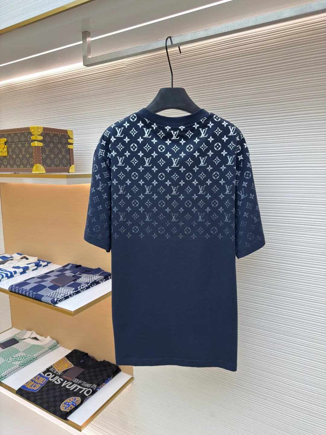 LOUIS VUITTON Gradient presbyopic T-shirt ●Authentic product: purchased and developed by 8450 ●Item number: 1680204-A10 ●Fabric: refined sulfur cotton fabric ●Technology: printing production ●Version: fitted version ●Weight: about 305 grams ●Size: XS-S-M-L ●Description: The fabric is made of 32s double-ply combed cotton compact siro-spun yarn, matched with 1*1 flat knitted cotton thread. The entire garment's front and rear panels, left and right sleeves, are printed with Kornit white ink digital direct injection. The first draft is made based on the Y-plate scanned pattern, and the clarity of the first draft is corrected by hand to ensure that the printed flower pieces have a gradient and orderly visual effect. The overall wiring is straight and delicate, the fabric is comfortable and soft, and the color is consistent without color difference. It can be matched with the same style to create a fashionable look and control various occasions. Customized accessories, complete with three standards, same style for men and women!